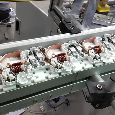 Конвейер с пластиковой цепью для автоматических переключателей