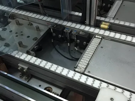 Двухручьевой пластинчатый конвейер для паллет